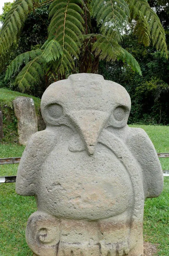 Steinskulpturen aus der Kolonialzeit- Kolumbienrundreise