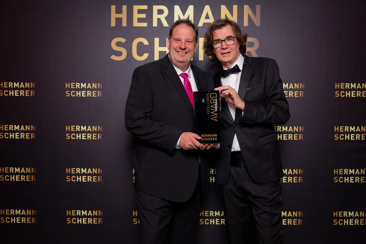 Seliger (links) erhält den begehrten Excellence Award. (© Justin Bockey)