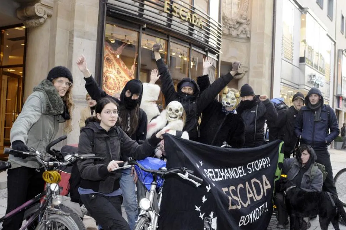 Tierrechtler protestieren gegen ESCADA und die Pelzmesse Fur&Fashion