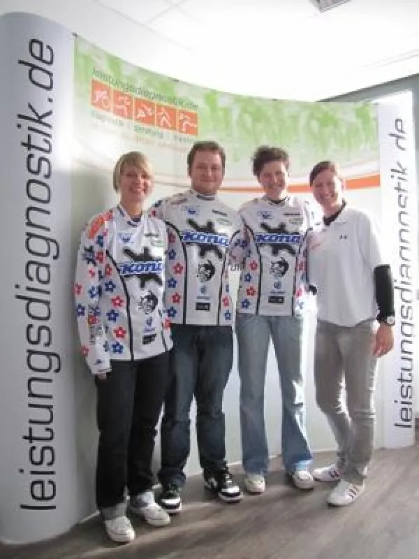 Das Power Flower-Team zusammen mit Testcenter-Leiterin Tina Heinrich (rechts).