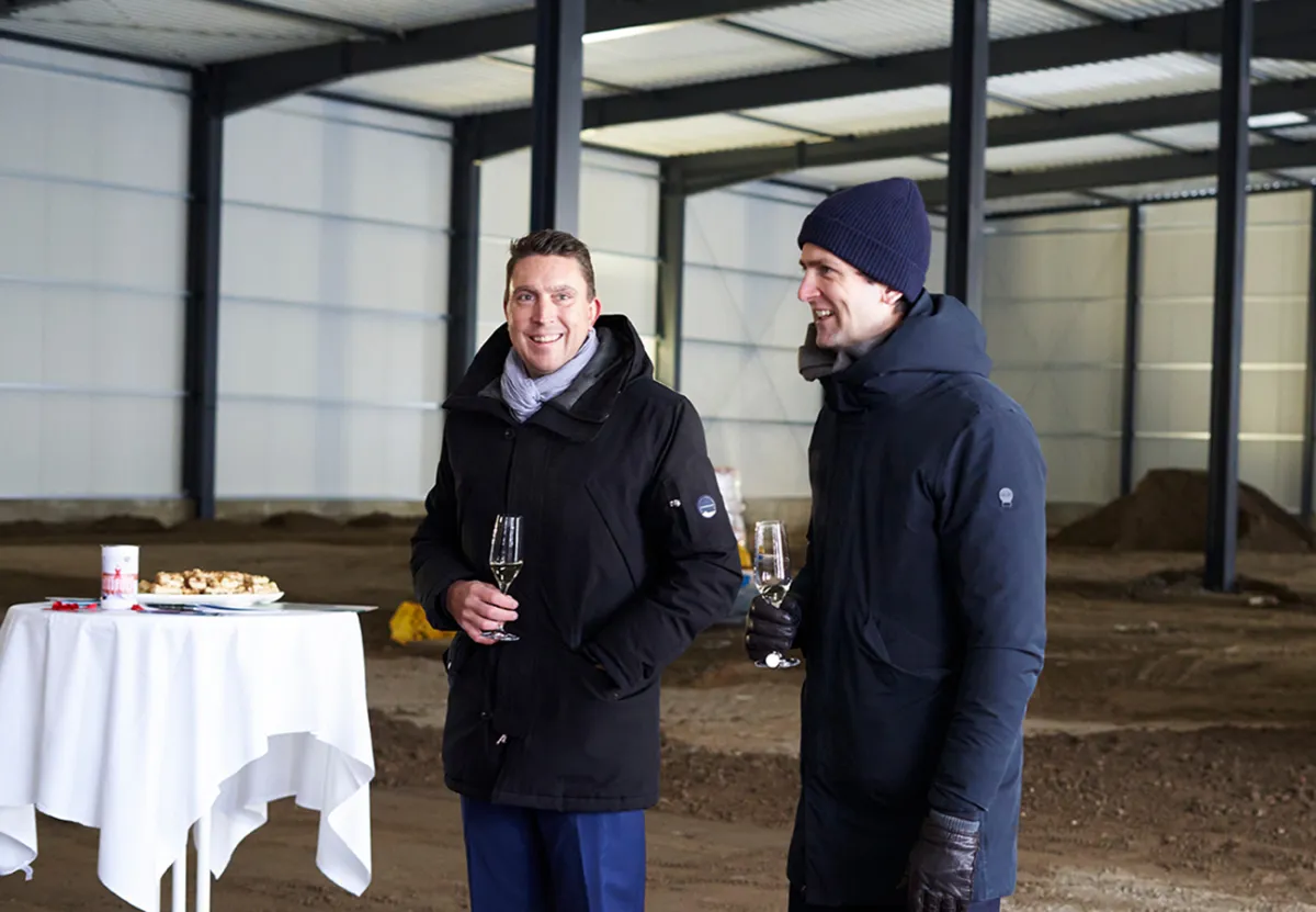 Head of Joint Venture Johannes Mueller (links) und Head of ESG Erik von Stock-hausen stellen auf dem (© Sirius Facilities GmbH)