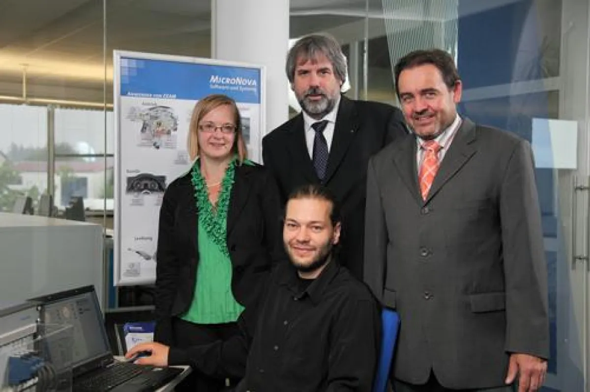 Mathias Weber (vorn) mit Personalreferentin Angela Kuusik, MicroNova-Vorstand und Alleinaktionär Josef W. Karl sowie Franz Dengler