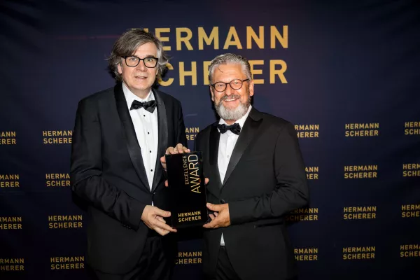 Bild: Tom Juschka erhält Excellence Award auf dem Speaker Slam 2022