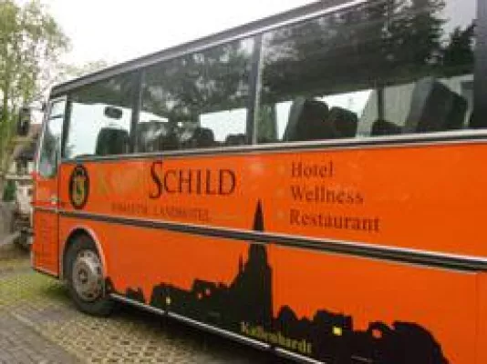Bild: Romantik Landhotel Knippschild mit besonderem Service: Oldtimer-Bus für die Hotel-Gäste