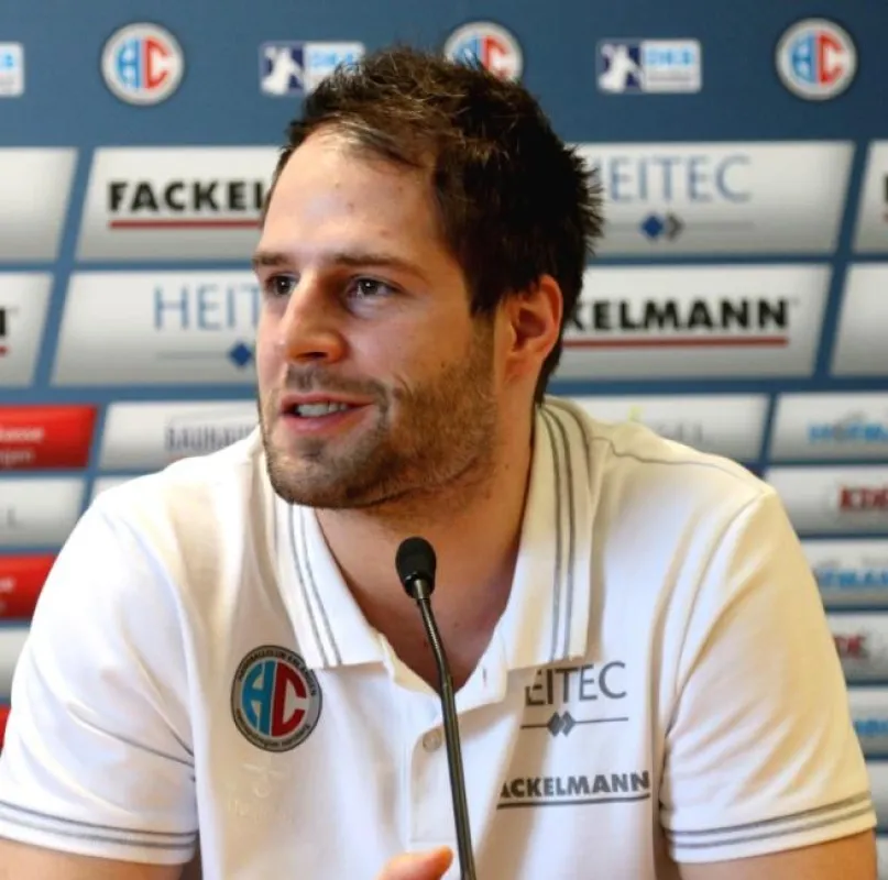 (Foto: HJKrieg, hl-studios, Erlangen): Spielmacher Nico Büdel in der HCE-Pressekonferenz