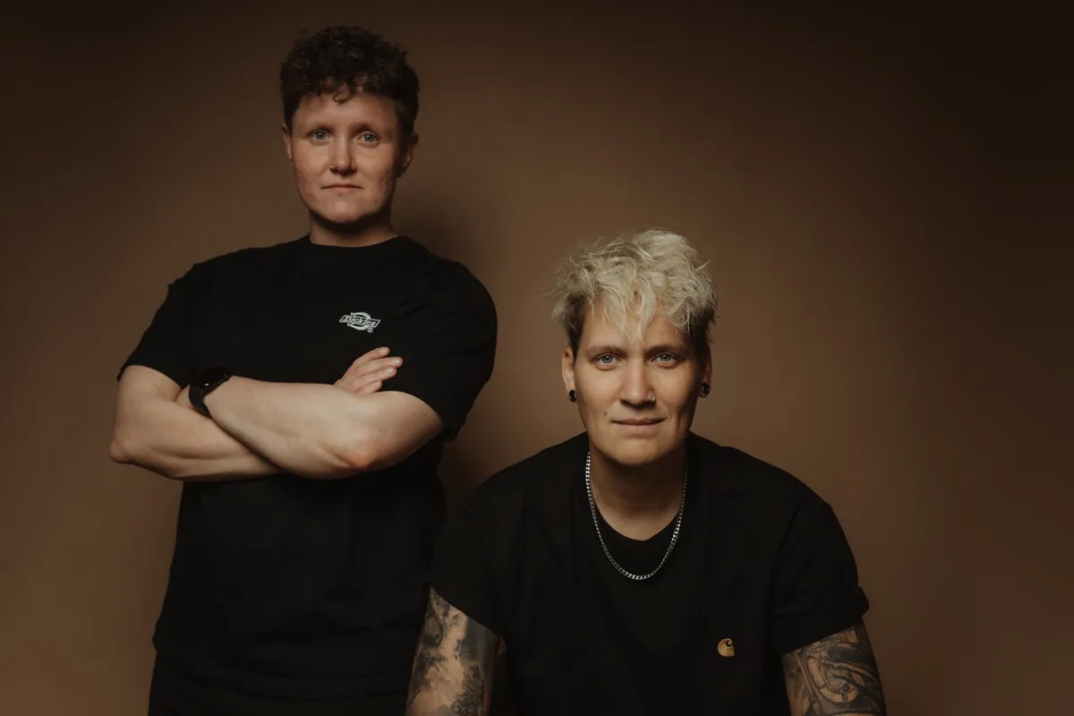 Katrin Chodor (links) und Chris Selle (rechts) – das Team hinter dem Fotoprojekt BEYOND LABELS (© Katrin Chodor)