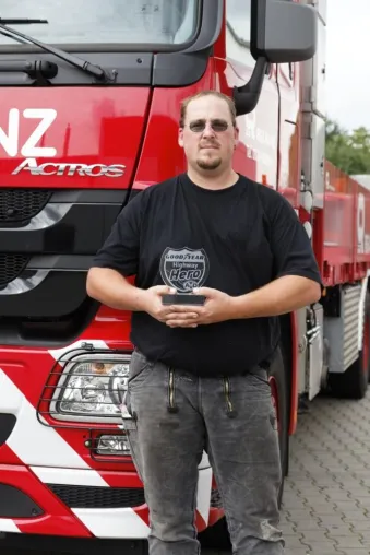 Herborner LKW-Fahrer rettet auf der A3 ein Leben und wird zum Highway Hero des Monats September Bild: Herborner LKW-Fahrer rettet auf der A3 ein Leben und wird zum Highway Hero des Monats September