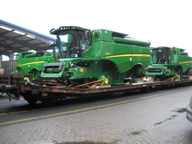 Bild: Mähdrescher erstmals auf der Schiene unterwegs