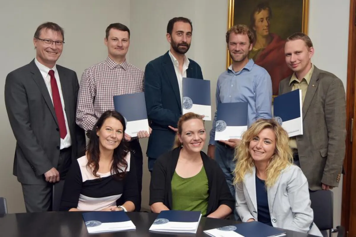 Die im Programm zur Förderung der Drittmittelfähigkeit unterstützten Nachwuchswissenschaftler und Prof. Dr. Thorsten Heinzel (l.): u. a. Dr. Simona Pace (vorne, r.), Dr. Nicolas Koranyi (hinten, M.)  
