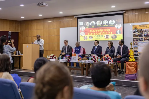 Bild: Iain Couzin erhält den internationalen Fyssen-Preis 2024