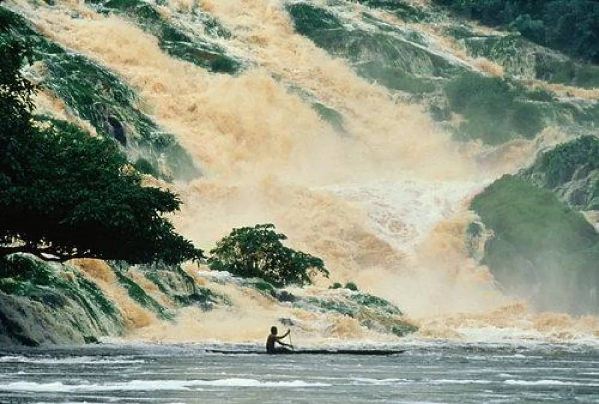 Die Kongou-Fälle, im Ivindo Nationalpark, stürzen aus einer Höhe von 56 Metern in die Tiefe