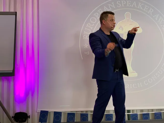 Dennis Loos wird als ICA-Trainer ausgezeichnet Bild: Dennis Loos wird als ICA-Trainer ausgezeichnet