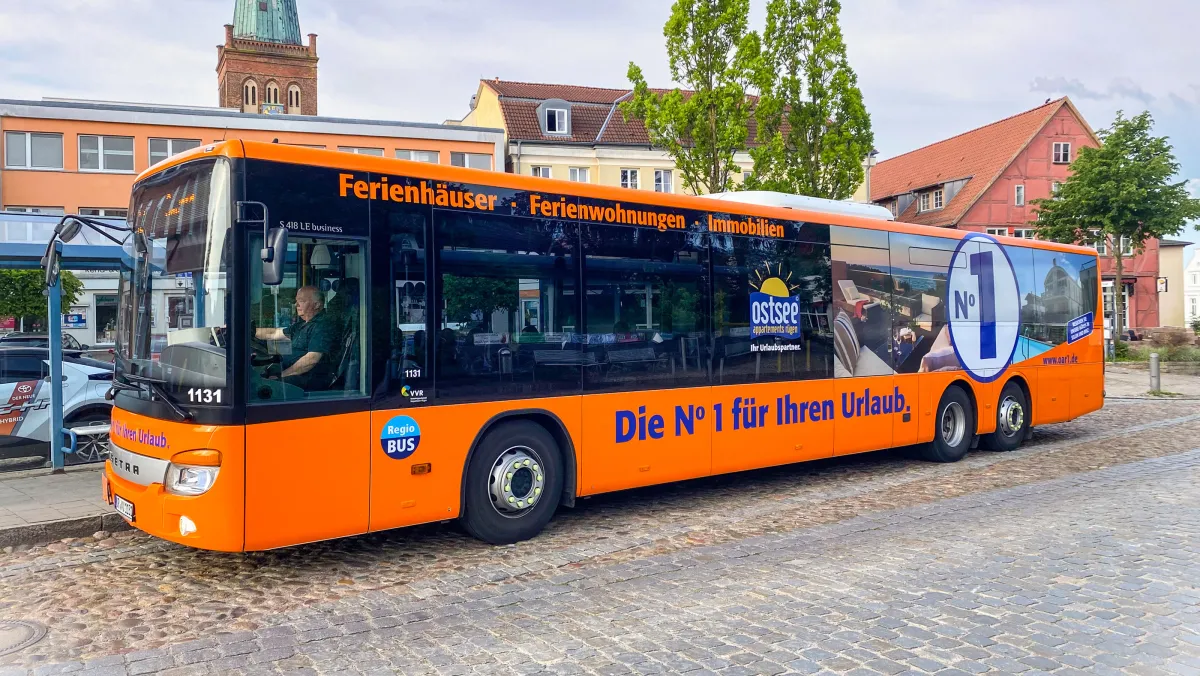 Chic auf den Inselstraßen unterwegs: ein Bus der Verkehrsgesellschaft Vorpommern-Rügen (© OAR)