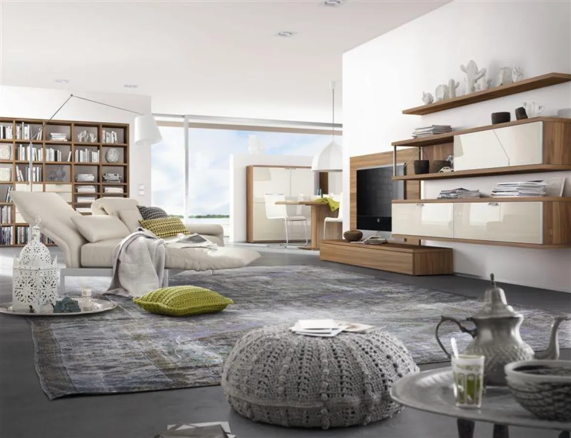 TAMETA mit Bibliothek, Media-Paneel und schicken Wandelementen. In Kernnussbaum und mit hinterlackierten Glasfronten.