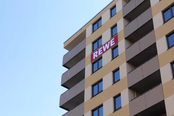 Bild: Wohnen auf dem Supermarkt: REWE eröffnet im neu gebauten Dolgensee-Center in Berlin-Lichtenberg