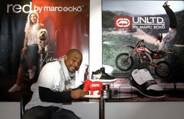 Bild: Newcomer-Sänger Leon Taylor unterzeichnet Sponsoringvertrag mit dem Fashionlabel Marc Ecko Footwear