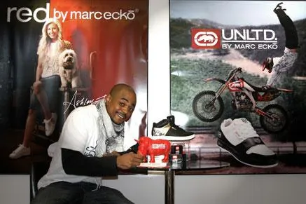 Bild: Newcomer-Sänger Leon Taylor unterzeichnet Sponsoringvertrag mit dem Fashionlabel Marc Ecko Footwear