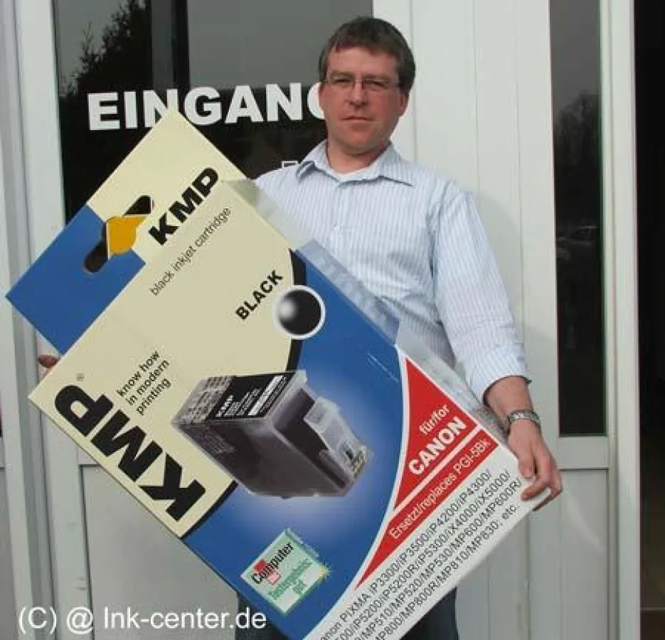 Inhaber Matthias Franz beim Transport der ersten Druckerpatrone mit einem Gewicht von ca. 60kg kommt ganz schön ins Schwitzen!