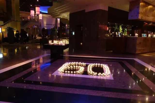 Bild: Earth Hour™: Kaltes Menü und „Non Electric Ice Tea“ bei Kerzenlicht im GRANDSEVEN