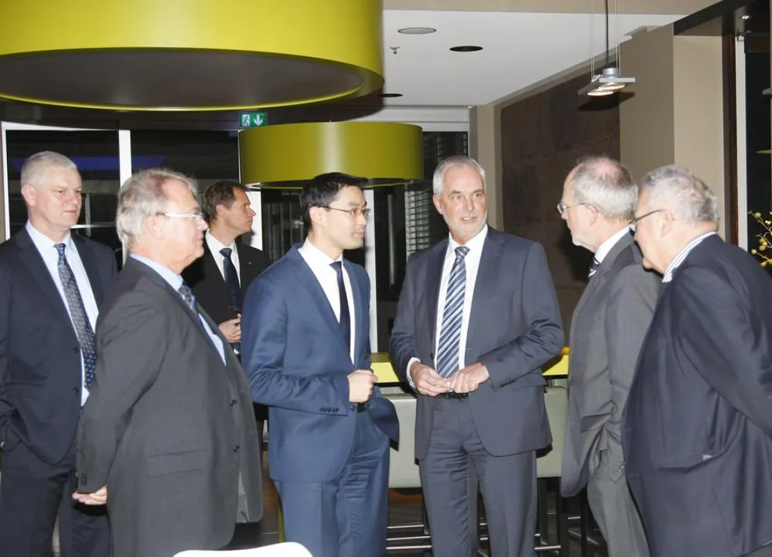 Bundeswirtschaftsminister Philipp Rösler (FDP, 3. v. l.) besucht die Firmenzentrale von Ottobock.