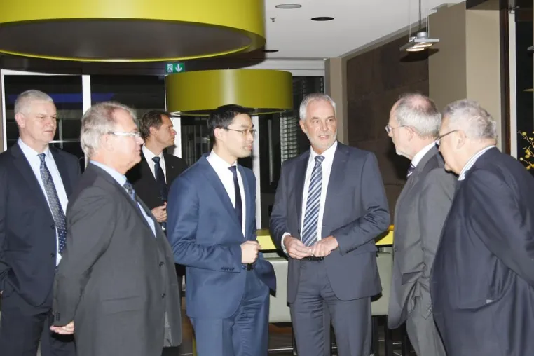 Bild: Philipp Rösler besucht Ottobock