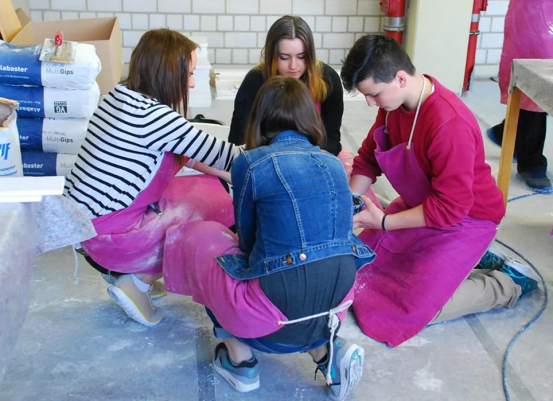 Schüler begeistern sich beim Berufecasting für das Stuckateur-Handwerk