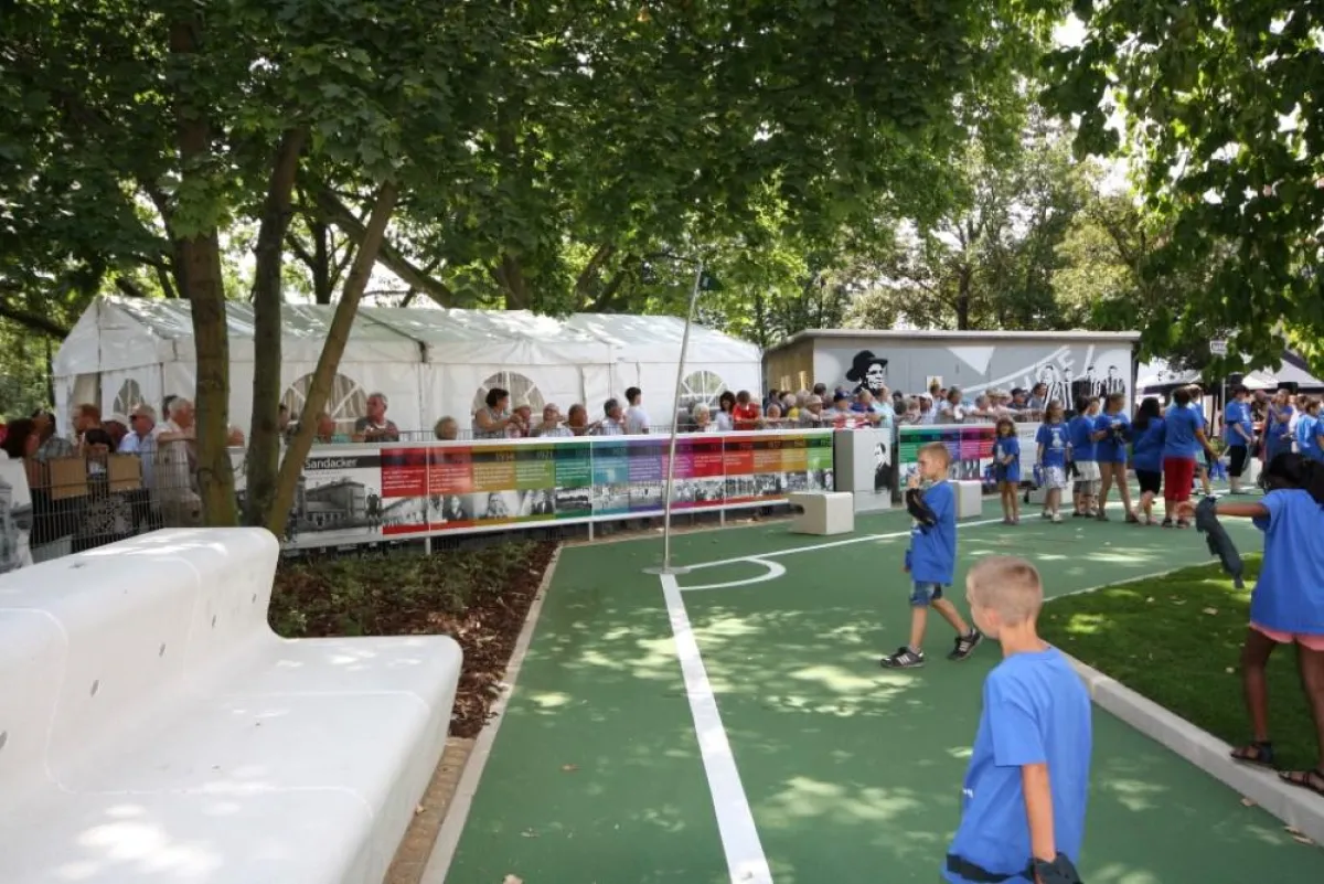 PC-SystemWorks Mannheim übergibt Infobande an die Stadt Mannheim