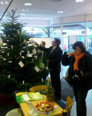 1. offiziellen Weihnachtswunschbaum in Mönchengladbach-Rheydt eröffnet Bild: 1. offiziellen Weihnachtswunschbaum in Mönchengladbach-Rheydt eröffnet