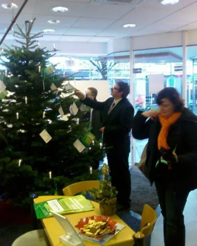 Bild: 1. offiziellen Weihnachtswunschbaum in Mönchengladbach-Rheydt eröffnet