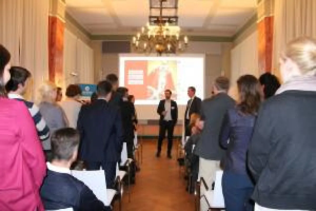 SportBrain-Geschäftsführer Christoph von Külmer beim Vortrag in der Augsburger Haag-Villa