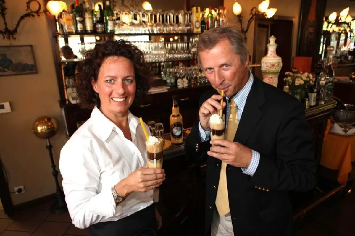 Unternehmenschef William Verpoorten und Barista-Meisterin Nana Holthaus-Vehse genießen eine ihrer Espresso-Kreationen mit VERPOORTEN ORIGINAL.