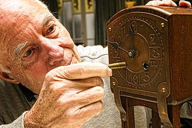 Bild: Viel Zeit für alte Uhren – Seit 20 Jahren kümmert sich Udo Nehls um historische Zeitmesser