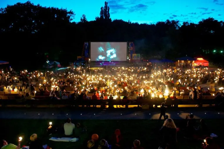 20. Kinderkino-MondLichtFest im Freiluftkino Friedrichshain Bild: 20. Kinderkino-MondLichtFest im Freiluftkino Friedrichshain