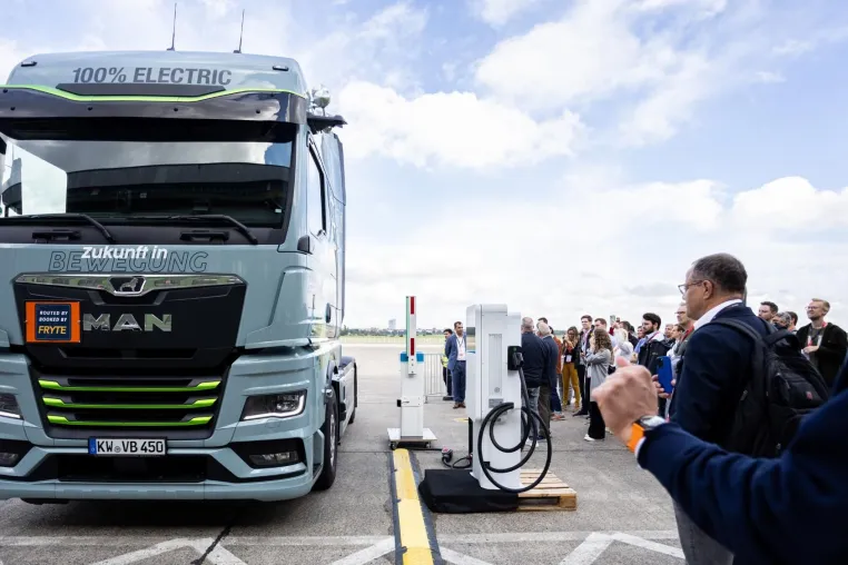 Bild: FRYTE Mobility zeigt ersten E-Truck-Ladevorgang mit automatisierter Reservierung