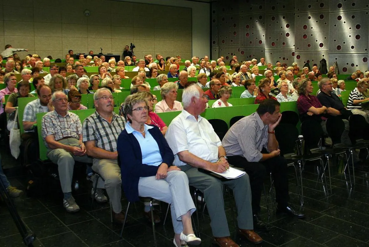 Mit großer Begeisterung lauschten die zahlreichen Teilnehmer der GenerationenHochschule dem Vortrag von Prof. Dr. Thea Stäudel.