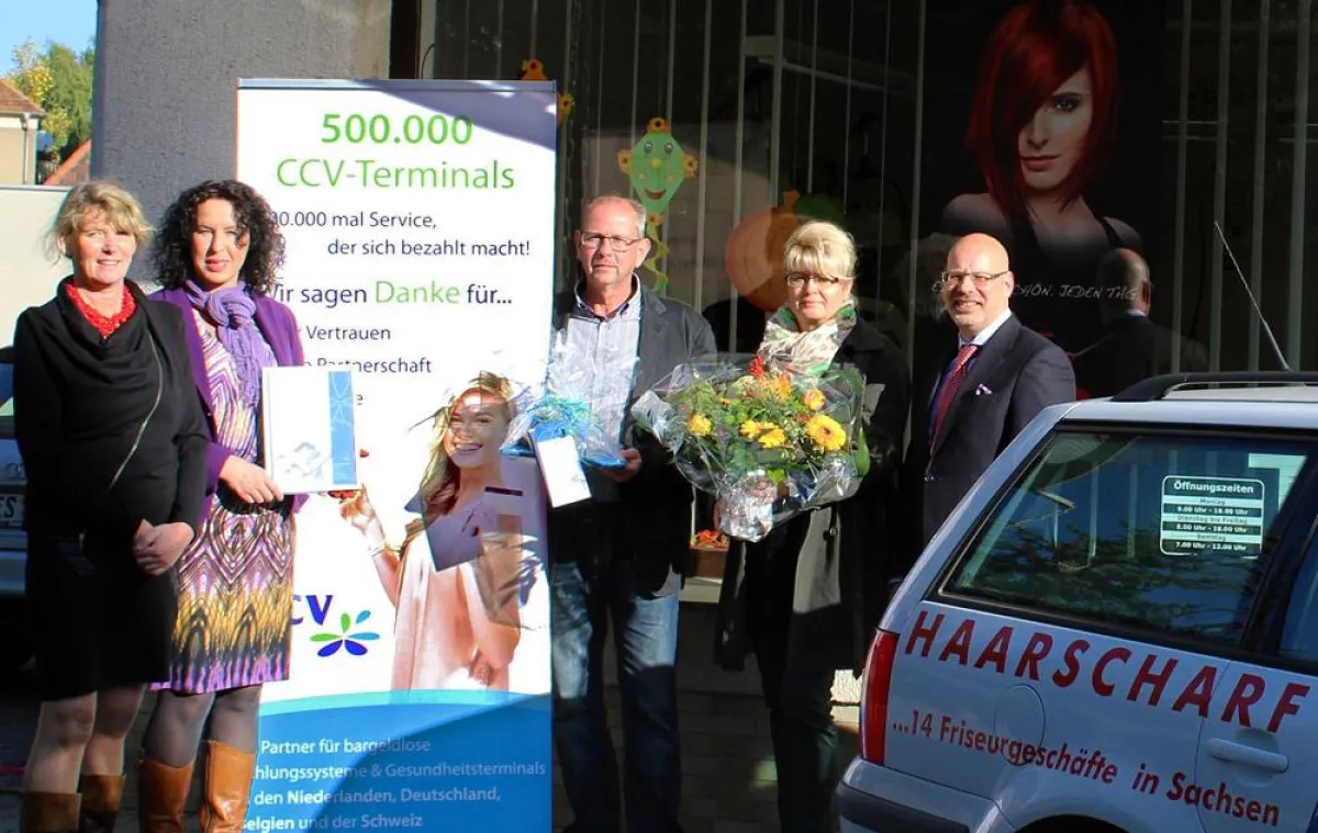 E. van de Velden, A. Jahn und C. Bauer gratulieren Herrn Gräf und Friseurmeisterin Frau Ohl