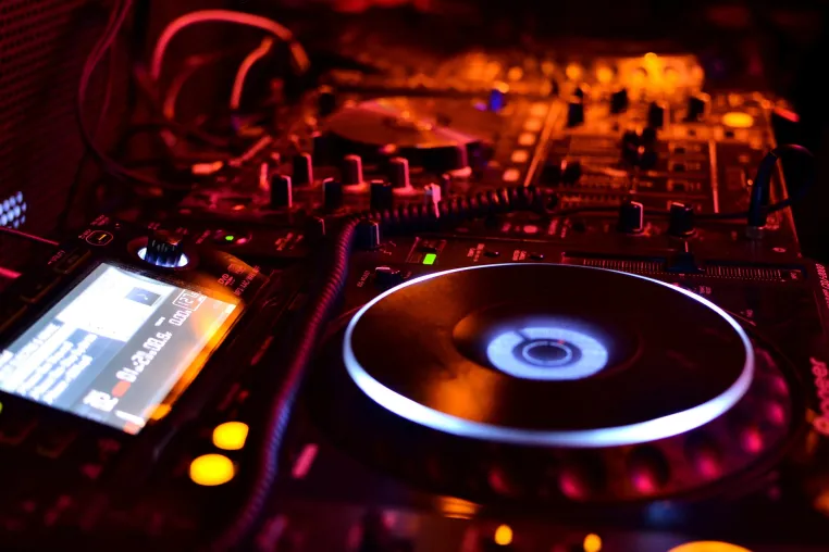 Bild: Die Kunst der Feier: Warum ein DJ auf Ihrem Geburtstag unverzichtbar ist