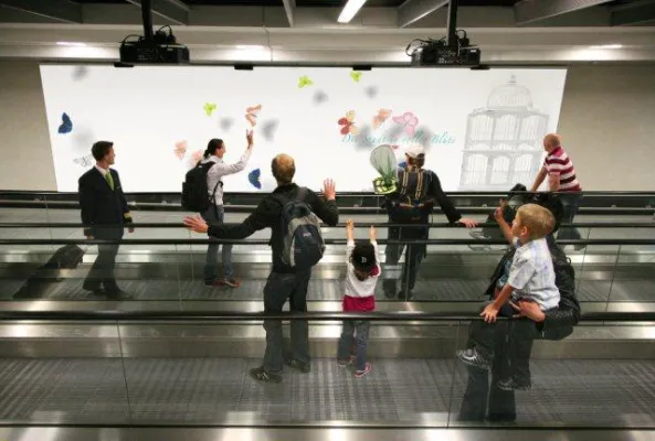 Bild: NEU - Interaktive Werbung am Flughafen Wien