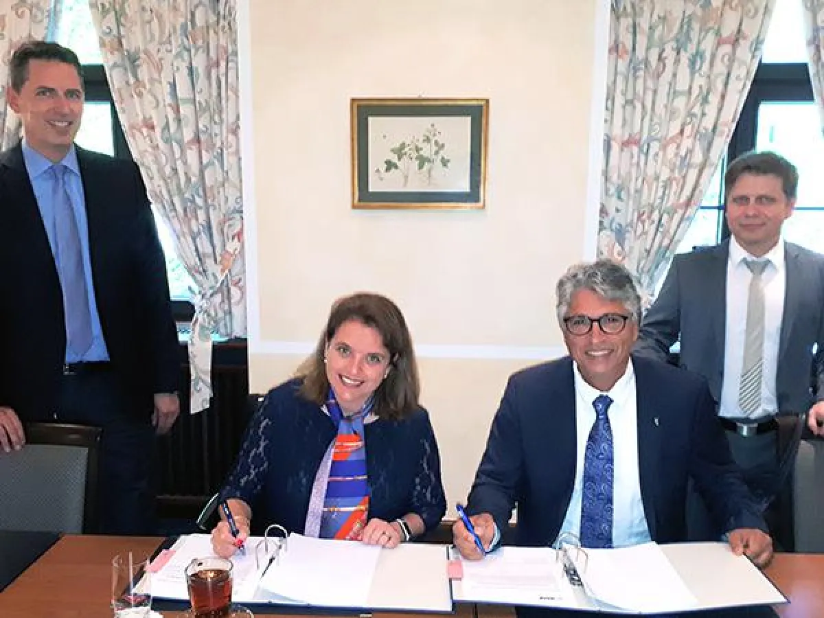 Vertragsunterzeichnung im Gesellschaftshaus der BASF in Ludwigshafen (v.l.): Bernd Kammermann, IS Se