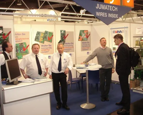 Bild: JUMATECH überzeugt mit der drahtgeschriebenen Leiterplatte auf der SMT/HYBRID/PACKAGING in Nürnberg
