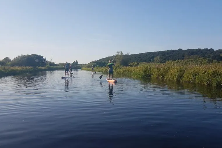 Vom entspannten Paddeln bis zum Fitnesskurs auf dem Wasser - Mit dem SUP-Board auf der Recknitz Bild: Vom entspannten Paddeln bis zum Fitnesskurs auf dem Wasser - Mit dem SUP-Board auf der Recknitz