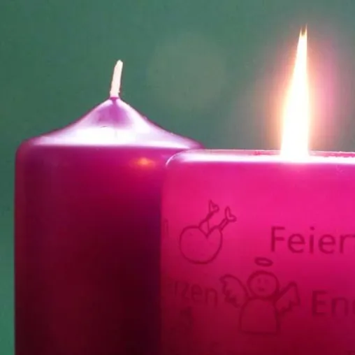 Leuchtende Poesie: Kommt Zeit, kommt Botschaft – Wortlicht-Kerzen offenbaren Verborgenes beim Abbrennen Bild: Leuchtende Poesie: Kommt Zeit, kommt Botschaft – Wortlicht-Kerzen offenbaren Verborgenes beim Abbrennen