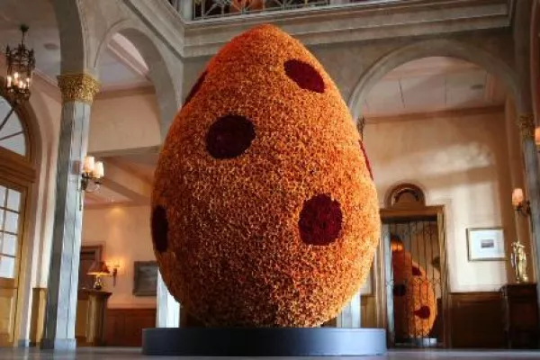 Gigantisches Osterei aus Blüten – Ein Kunstwerk im Les Trois Rois in Basel Bild: Gigantisches Osterei aus Blüten – Ein Kunstwerk im Les Trois Rois in Basel
