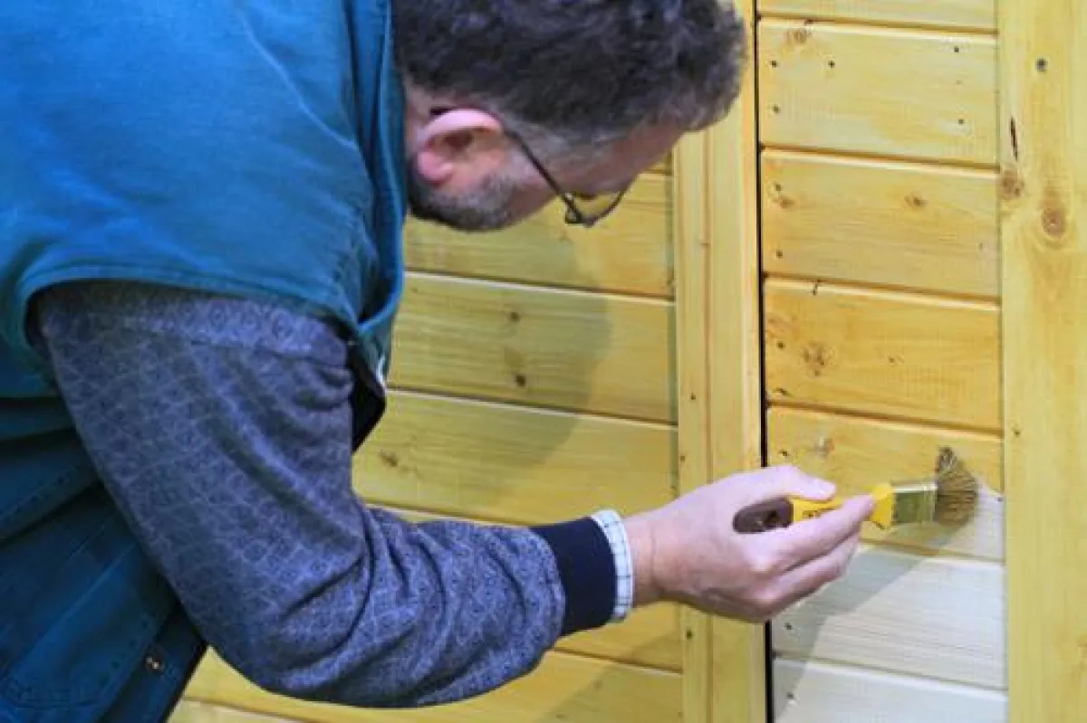 Der Anstrich mit einer Holzlasur von Bondex schützt den Geräteschrank vor Witterungseinflüssen.