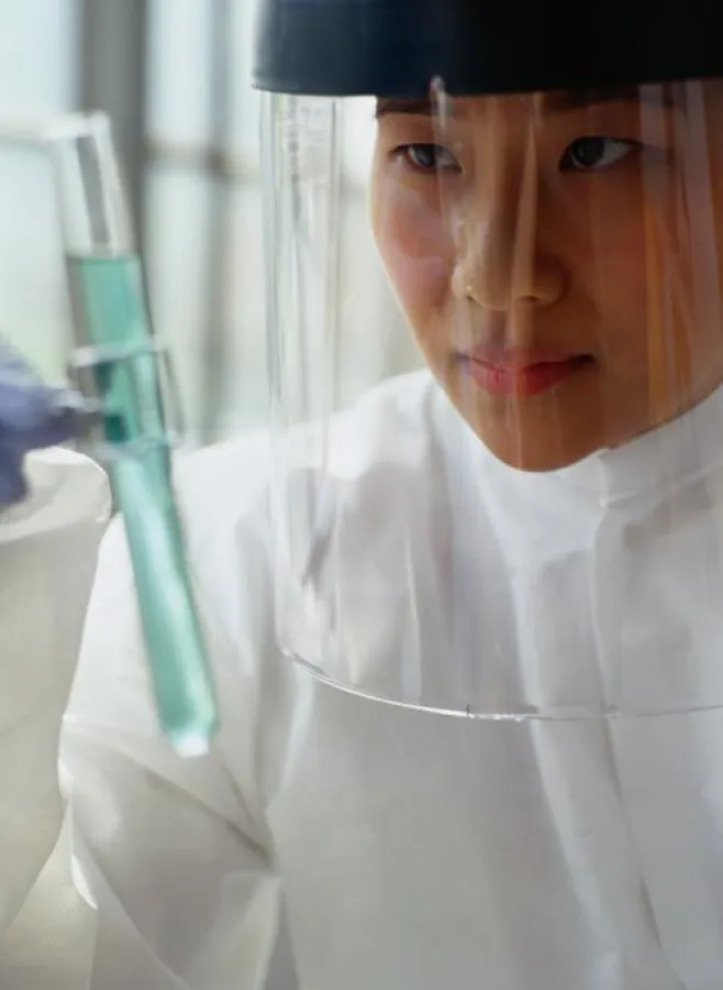 Gesichtsschutzmasken hergestellt von Lexan* HFD Kunststoff von SABIC Innovative Plastics.