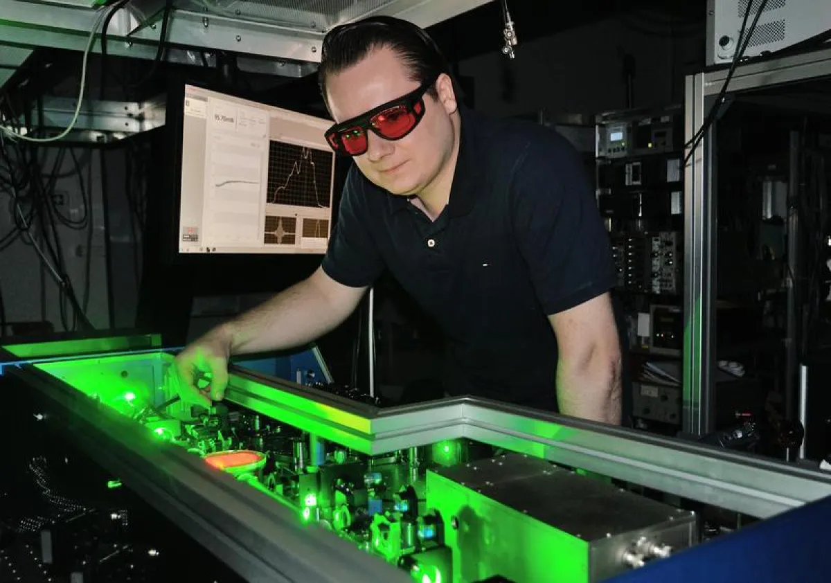Um Elektronen aus dem Halbleitermaterial auszulösen, beschießen die Bielefelder Forscher es mit ultrakurzen Laserpulsen. (Foto: Universität Bielefeld)