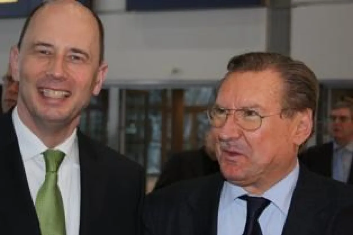 Bundesverkehrsminister Wolfgang Tiefensee, Dekra Repräsentant Rüdiger Neuenburg auf der AMI