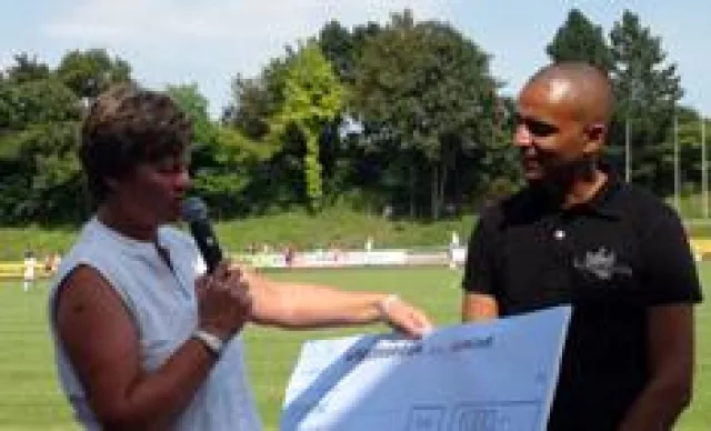 Bild: Dir Fußballfrauen des FC Bayern München überreichen eine Spende für Kinder in Tansania