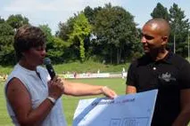 Bild: Dir Fußballfrauen des FC Bayern München überreichen eine Spende für Kinder in Tansania