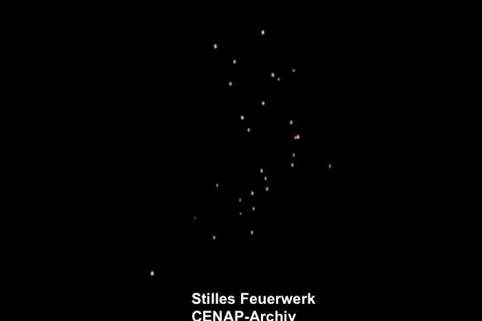Wie in Mannheim-Neckarstadt: Himmelslaternen-Nachfolger 'Stilles Feuerwerk': UFO-Armada über Bakersfield/USA Bild: Wie in Mannheim-Neckarstadt: Himmelslaternen-Nachfolger 'Stilles Feuerwerk': UFO-Armada über Bakersfield/USA